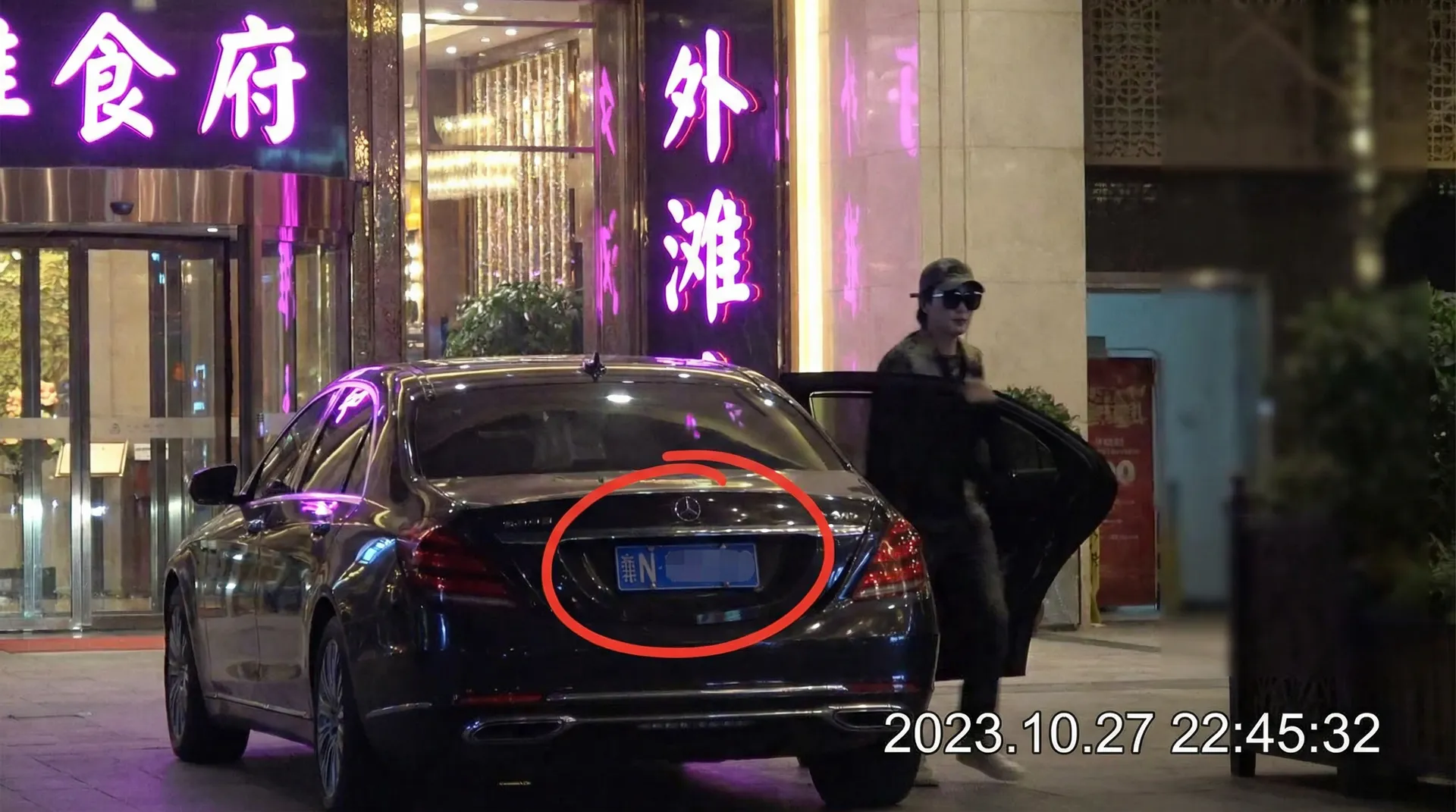 《纯情小泉》- 纯情小泉影视免费观看~热点黑料纯情小泉 - 豪车餐厅外偷拍